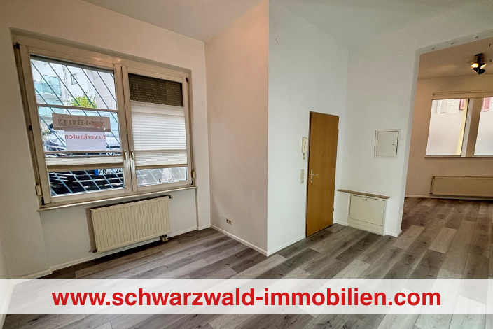 100108 Laden 704×470 Großer Raum mit 2 Fenstern und 1 Tür