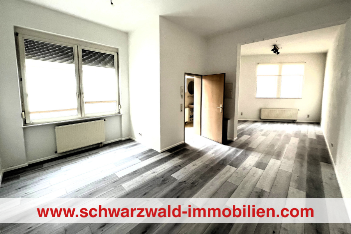 Agentr Meier 704×470 Raum mit 2 Fenstern und einer offenen Tür