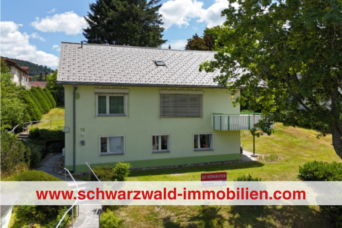 Haus mit Garten und Schild davor