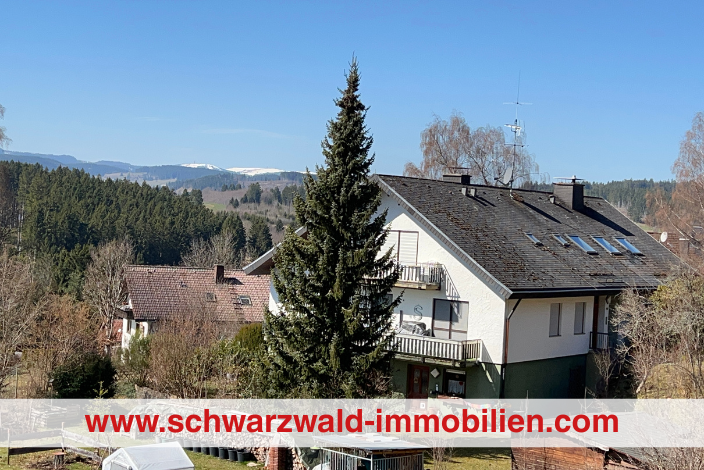 Titelbild mit Banner 704×470 Haus mit Tanne und Schriftzug