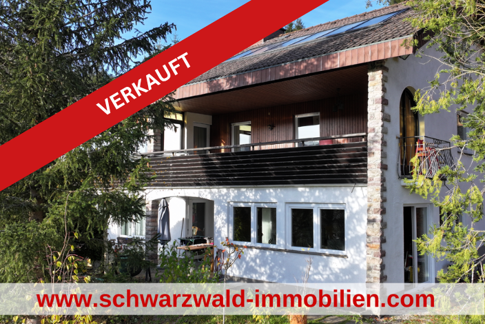 Verkauft(1) Haus mit Balkon hinter Bäumen und Schatten